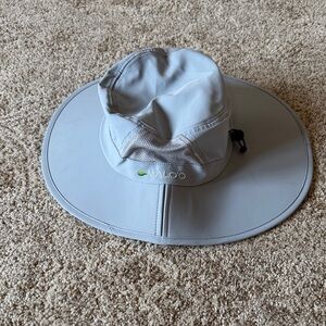 Malo’o men’s light gray sun hat.